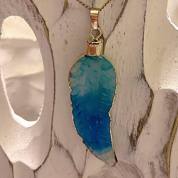 14kt ygp BNIB Blue Ombré Feather Geode Pendant On Necklace - Picture 7 of 14